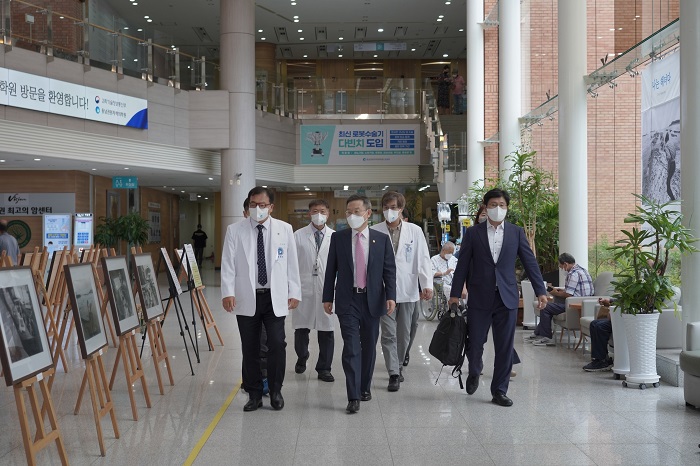 과기정통부 이종호 장관, 동남권원자력의학원 진료 및 연구현장 격려 방문