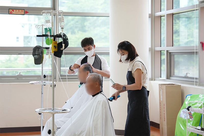 머리 손질로 암을 잊고 기분 전환 해보세요~ 간호조무사, 남편과 미용봉사 