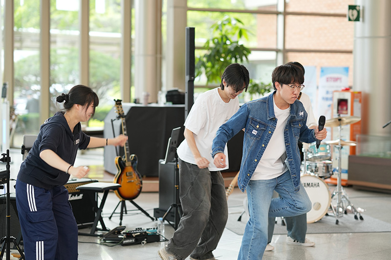 청소년 밴드 버스킹에 환우들 웃음 활짝