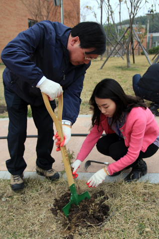 환우 산책로 더 아름답게 - 식목일 묘목 심기 행사