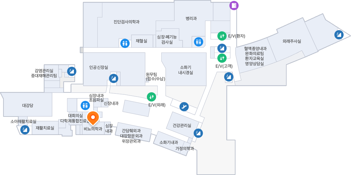 2층 **E/V(외래)**에서 내려 정면의 복도를 따라 우측 방향으로 이동합니다. 접수/수납 창구와 피부과를 차례로 지나 복도 끝까지 직진합니다. 복도 끝 정면, 대회의실과 관리팀 맞은편에 위치한 주황색 위치 핀(비뇨의학과)을 확인할 수 있습니다. 이곳은 건물 북동쪽 복도 끝 구역에 위치해 있습니다.